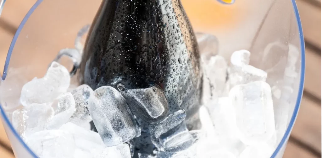 Peut-on vraiment servir du vin avec des glaçons ?